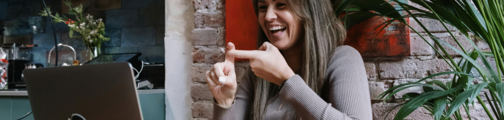 Lachende Frau am Laptop